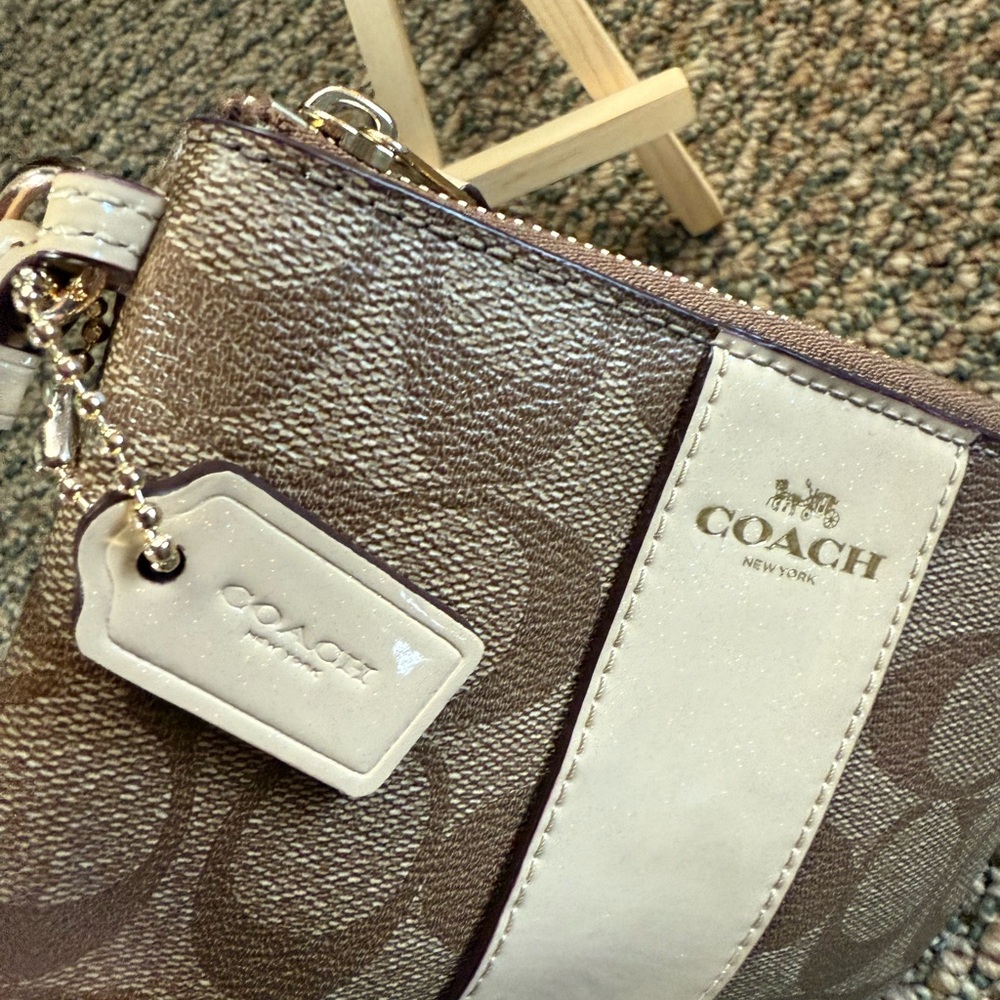 Coach Wristlet - Picture 4 of 9